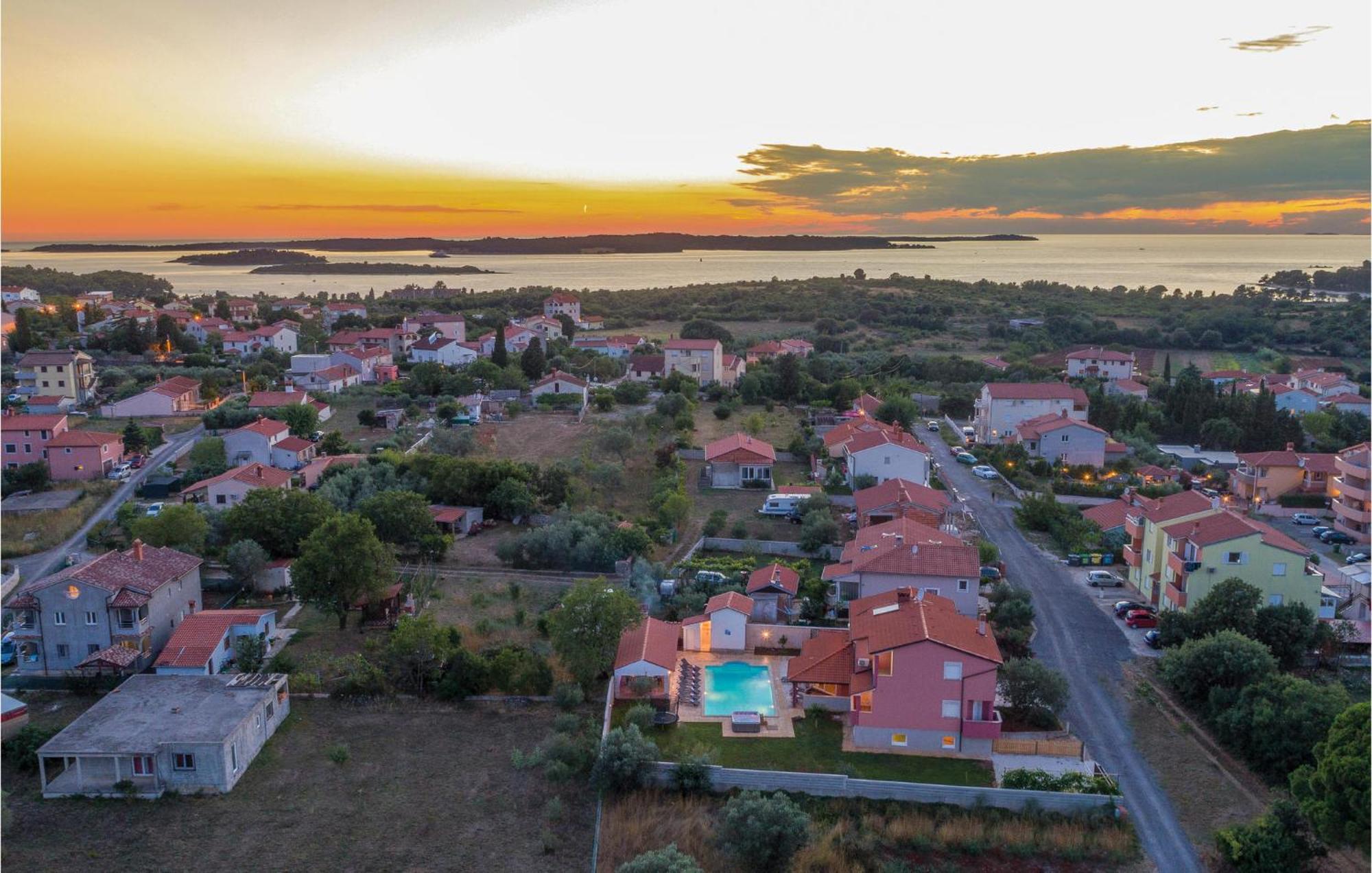 8 Bedroom Awesome Home In Pula Exterior foto