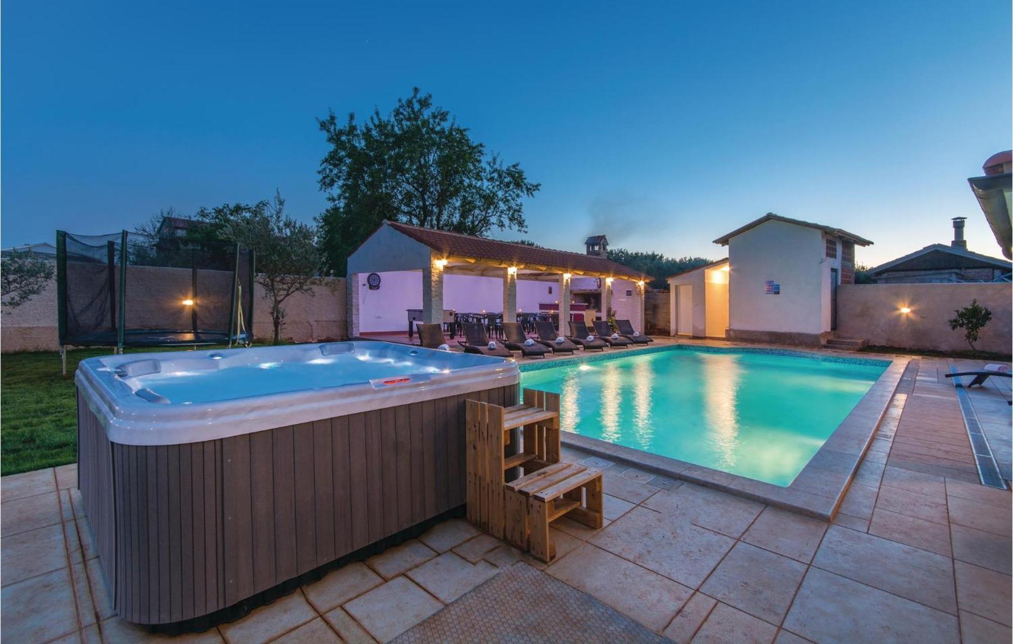 8 Bedroom Awesome Home In Pula Exterior foto